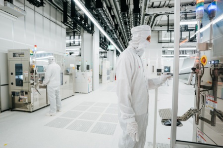 Ein Einblick in den Reinraum der neuen High-Tech Chipfabrik in Villach