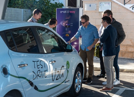 In a charging park on the grounds of the port of Bari, project partners presented the results of the PROGRESSUS research project, including innovative energy management and the vehicle-to-grid function, the use of vehicle batteries as energy storage for the power grid. They can help to ensure that the main electricity grid is burdened as little as possible locally by microgrids such as a charging park. (photo: Ennio Cusano, Politecnico di Bari)