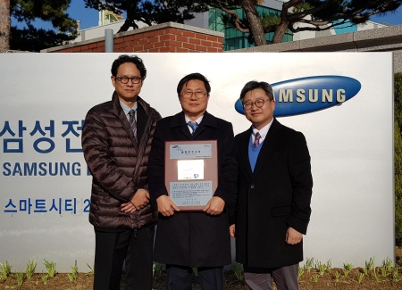 Yoo Jaesang, Manager of Quality Management team, Infineon Korea; Lee Seungsoo, Managing Director of Infineon Korea; Kim Jongsu, Director of Samsung Global Account team, Infineon Korea (from left)